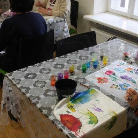 Uczestniczka warsztatów podczas malowania na jedwabiu.