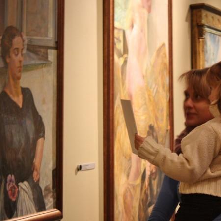 Uczestnicy podczas rodzinnych warsztatów w Galerii Sztuki Dawnej przed obrazem Jacka Malczewskiego "Śmierć II".