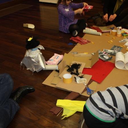 Uczestnicy warsztatów podczas wykonywania makiety synagogi