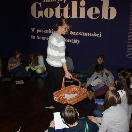 Uczestnicy siedzą w kręgu. Praca warsztatowa.