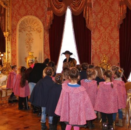 Uczestnicy warsztatu w salonie lustrzanym.