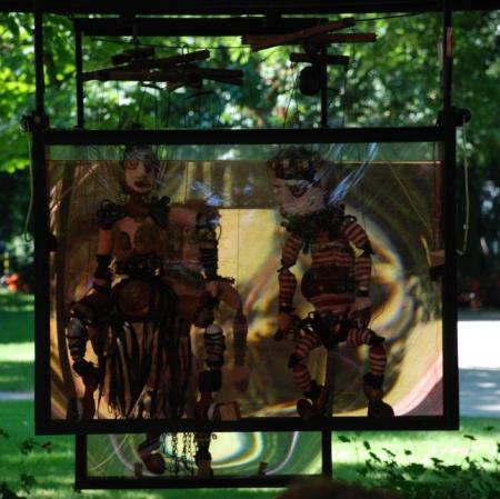 Podwodne marionetki matki i wuja Hamleta w spektaklu "Hamlet" w adaptacji Adama Walnego pod altaną Muzeum Pałac Herbsta.