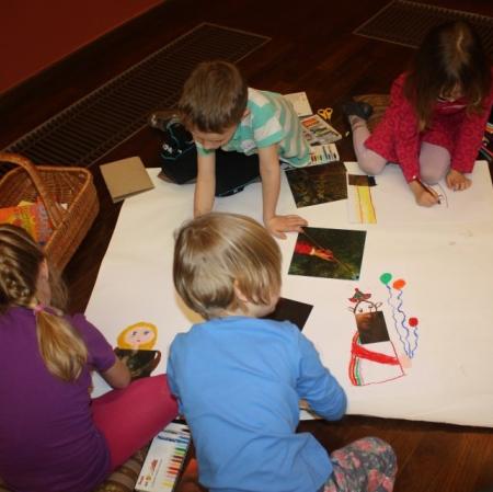 Uczestnicy warsztatu podczas wykonywania prac plastycznych.