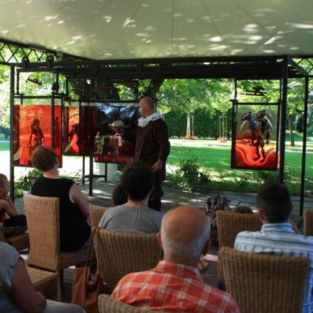 Spektakl "Hamlet" Williama Szekspira w adaptacji Adama Walnego  pod altaną Muzeum Pałac Herbsta.
