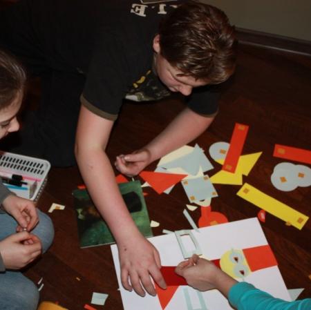Wykonywanie pracy plastycznej w Galerii Sztuki Dawnej.