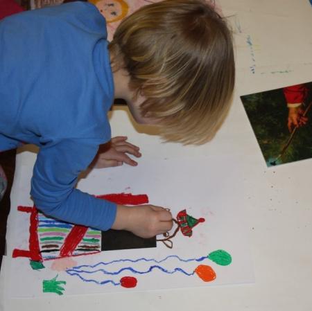 Uczestniczka  warsztatu podczas wykonywania pracy plastycznej.