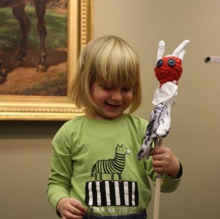 Dziewczynka z kukiełką przed obrazem Jana Matejki.