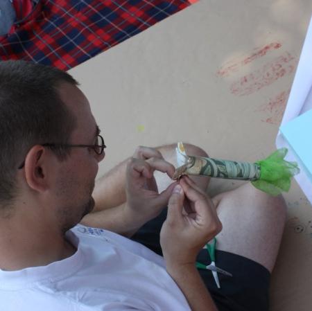 Uczestnik warsztatów wykonuje element makiety - drzewo.