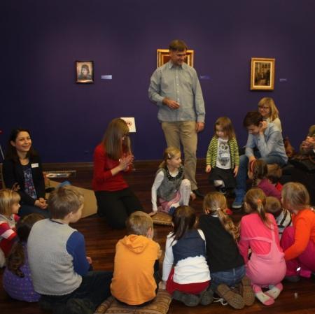 Najmłodsi uczestnicy warsztatów grają w drejdla