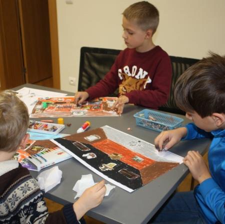 Uczestnicy  warsztatów projektują na szablonie wnętrza wybrany pokój.