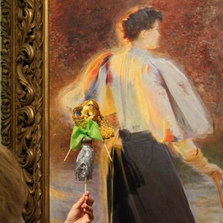 Prezentacja kukiełki przed obrazem Leona Wyczółkowskiego "Gra w krokieta".