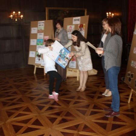 Wręczenie nagrody jednej z laureatek.