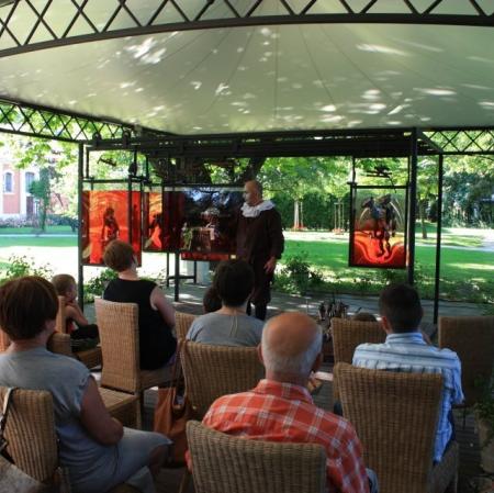 Spektakl "Hamlet" Williama Szekspira w adaptacji Adama Walnego  pod altaną Muzeum Pałac Herbsta.