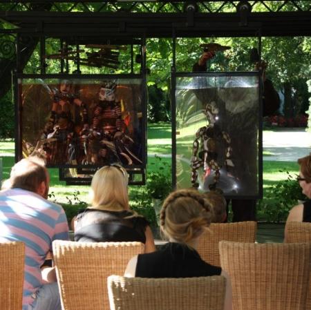 Spektakl "Hamlet" Williama Szekspira  w pałacowej altanie w adaptacji Adama Walnego, w której wykorzystano autorską technikę podwodnych marionetek.