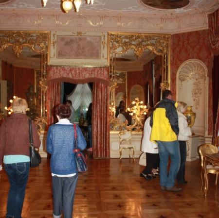 Zdjęcie przedstawia kilka osób we wnętrzu.