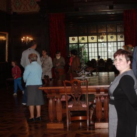 Zdjęcie przedstawia kilka osób we wnętrzu.