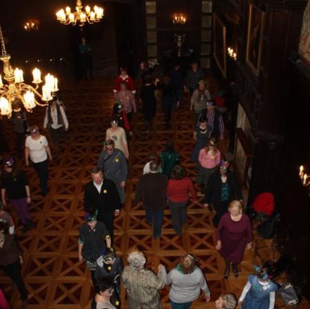 Uczestnicy karnawału w Pałacu Herbsta podczas wspólnych tańców na sali balowej.