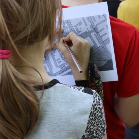 Uczennica podczas warsztatów na Księżym Młynie wykonuje mapę osiedla.