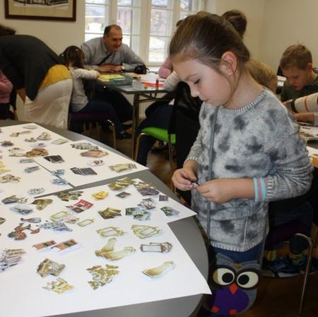 Uczestniczka  warsztatów wybierają obrazki przedstawiające elementy wyposażenia wnętrz.