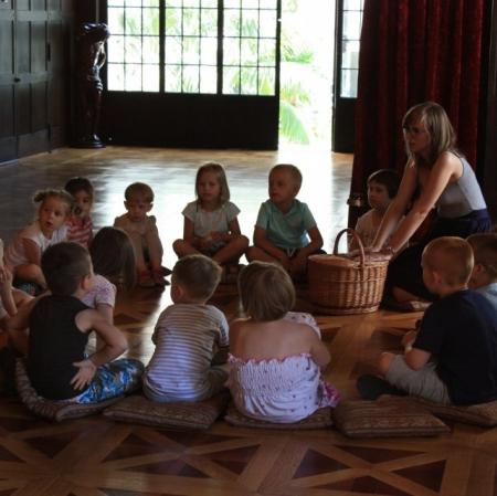 Uczestnicy warsztatów Pałacowa menażeria na sali balowej w Muzeum Pałac Herbsta opowiadają, o tym, że kot w dotyku jest miękki, a koń gładki i troszkę szorstki. Następnie dzieci losują z koszyczka różne przedmioty, które przypominają im znane zwierzęta.