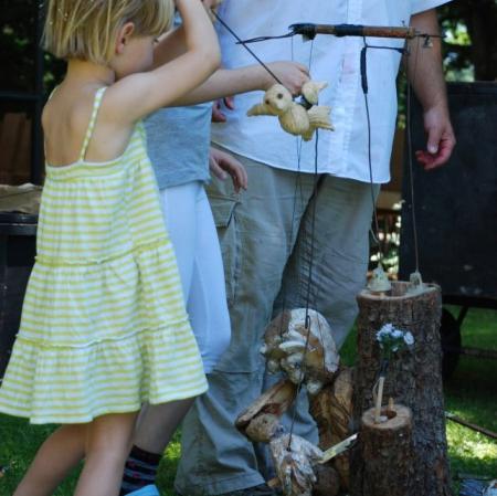 Wypróbowanie przez uczestników warsztatów najbardziej niezwykłych marionetek.