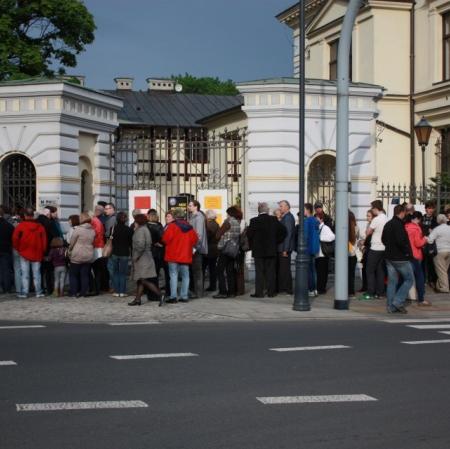 Zdjęcie przedstawia tłum przed wejściem do Muzeum Pałac Herbsta.