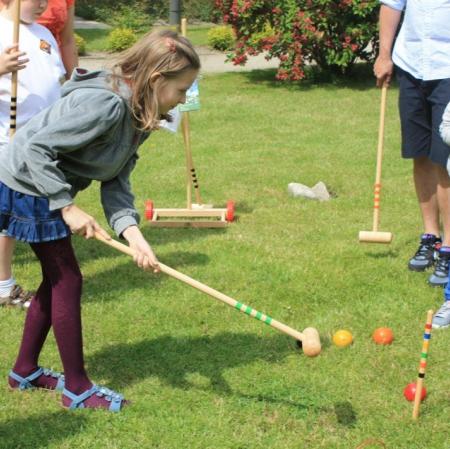 Gra w krokieta w przypałacowym ogrodzie.