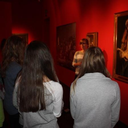 Uczestnicy warsztatów przed jednym z autoportretów Maurycego Gottlieba.