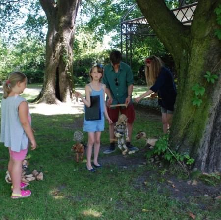 Przedstawienie niezwykłych marionetek wg przygotowanego scenariusza przez uczestniczki warsztatów "Wspomnienie o Annie Herbst" w pałacowym ogrodzie.