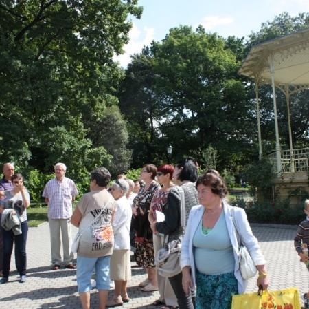 Uczestniczy podczas spaceru "Parki na Księżym Młynie. Ogrodowe pasje rodziny Herbstów i Scheiblerów".