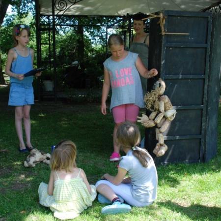 Przedstawienie niezwykłych marionetek wg przygotowanego scenariusza przez uczestniczki warsztatów "Wspomnienie o Annie Herbst" w pałacowym ogrodzie.