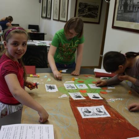 Uczennice na warsztatach "Drzewo pokoleń"