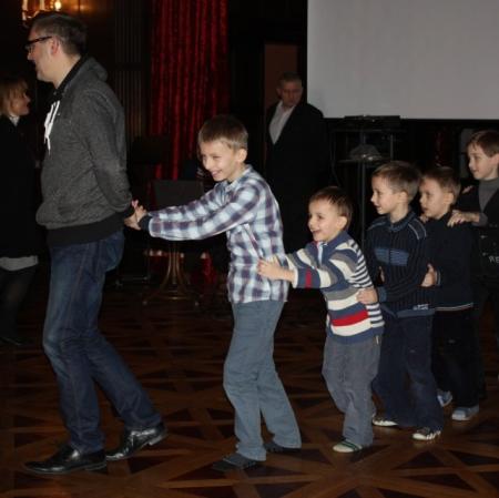 Uczestnicy koncertu podczas jednej z zabaw ruchowych.