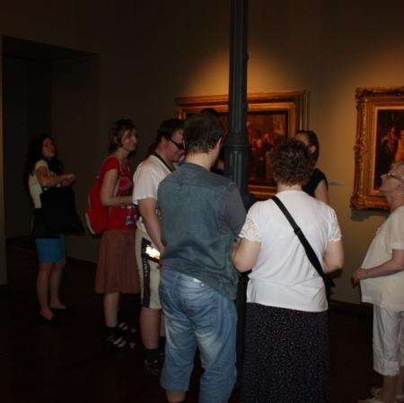 Uczestnicy warsztatu "Pałac Herbsta w kilku odsłonach" zwiedzają Galerię Sztuki Dawnej.