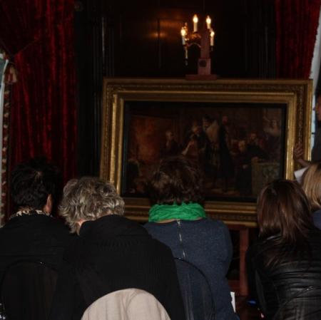 Uczestnicy podczas warsztatów „Analiza formalna dzieła plastycznego” w sali balowej Pałacu Herbsta.