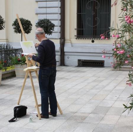 Warsztaty plenerowe w ogrodzie - uczestnik na tarasie pałacu.