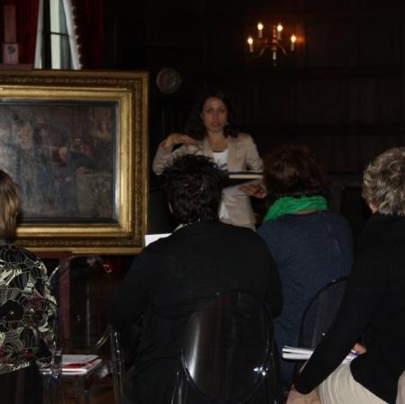 Uczestnicy podczas warsztatów „Analiza formalna dzieła plastycznego” w sali balowej Pałacu Herbsta.