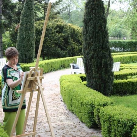 Warsztaty plenerowe w ogrodzie - uczestniczka zajęć przy sztaludze.