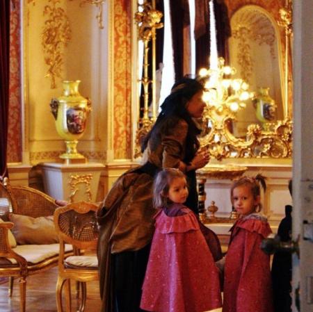 Uczestnicy warsztatu w salonie lustrzanym.