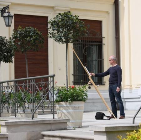 Warsztaty plenerowe w ogrodzie - uczestnik na tarasie pałacu.