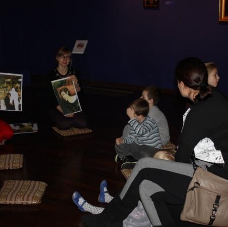 Galeria Sztuki Dawnej. Uczestnikom warsztatów prezentowane są reprodukcje prac Maurycego Gottlieba pozbawione ważnych elementów.