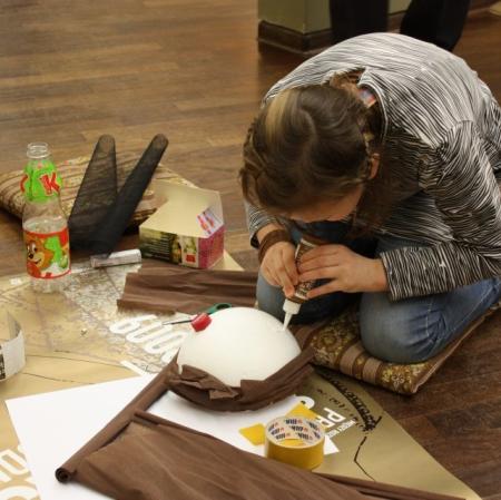 Uczestniczka warsztatów "Eko inspiracje" podczas pracy.