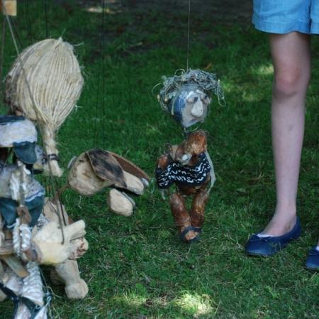 Przedstawienie niezwykłych marionetek wg przygotowanego scenariusza przez uczestniczki warsztatów "Wspomnienie o Annie Herbst" w pałacowym ogrodzie.