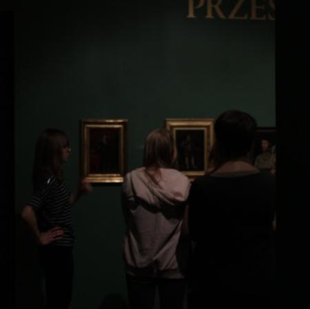 Uczestnicy warsztatów na wystawie