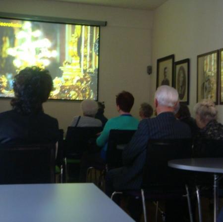 Słuchacze wykładu "Splendor płomienistego akantu, czyli Neorokoko".