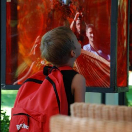 Jeden z najmłodszych widzów teatralnego przedstawienia "Hamlet" w adaptacji Adama Walnego pod altaną Muzeum Pałac Herbsta.