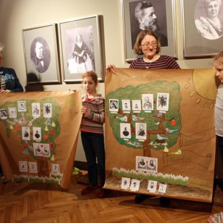 Uczestnicy warsztatów prezentują stworzone przez siebie drzewa genealogiczne rodziny Herbstów i Scheiblerów.