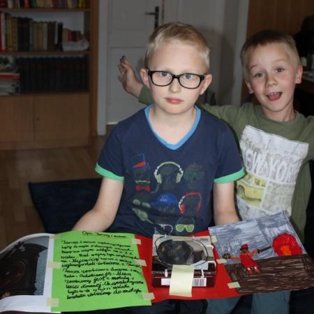 Uczestnik warsztatów prezentuje wykonaną przez siebie pracę