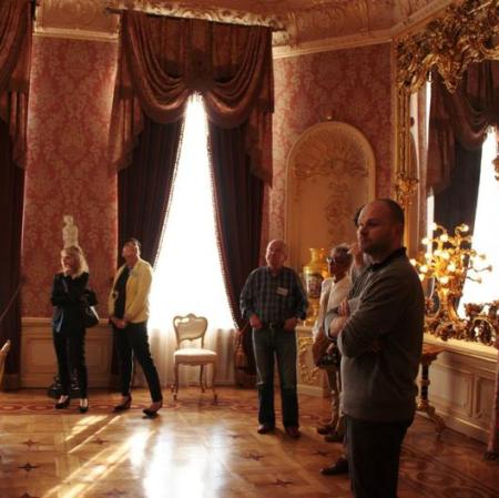 Goście w salonie lustrzanym.