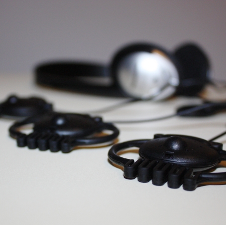 Grafika przedstawia zbliżenie na słuchawki.